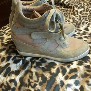 Steve Madden high tops with hidden wedge 9M